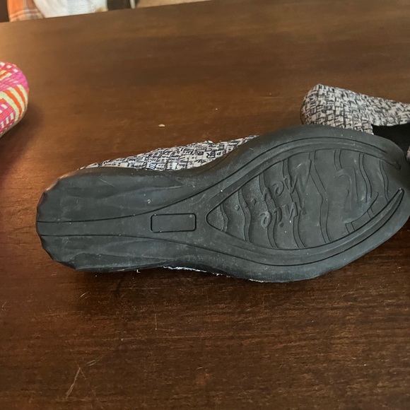 Stylish Black and White Flats - Picture 5 of 5